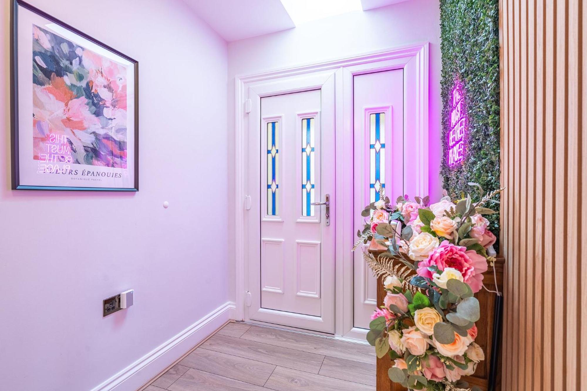 Nature Inspired Bungalow With 3 Rooms - 10 Mins From Manchester Airport Timperley Экстерьер фото