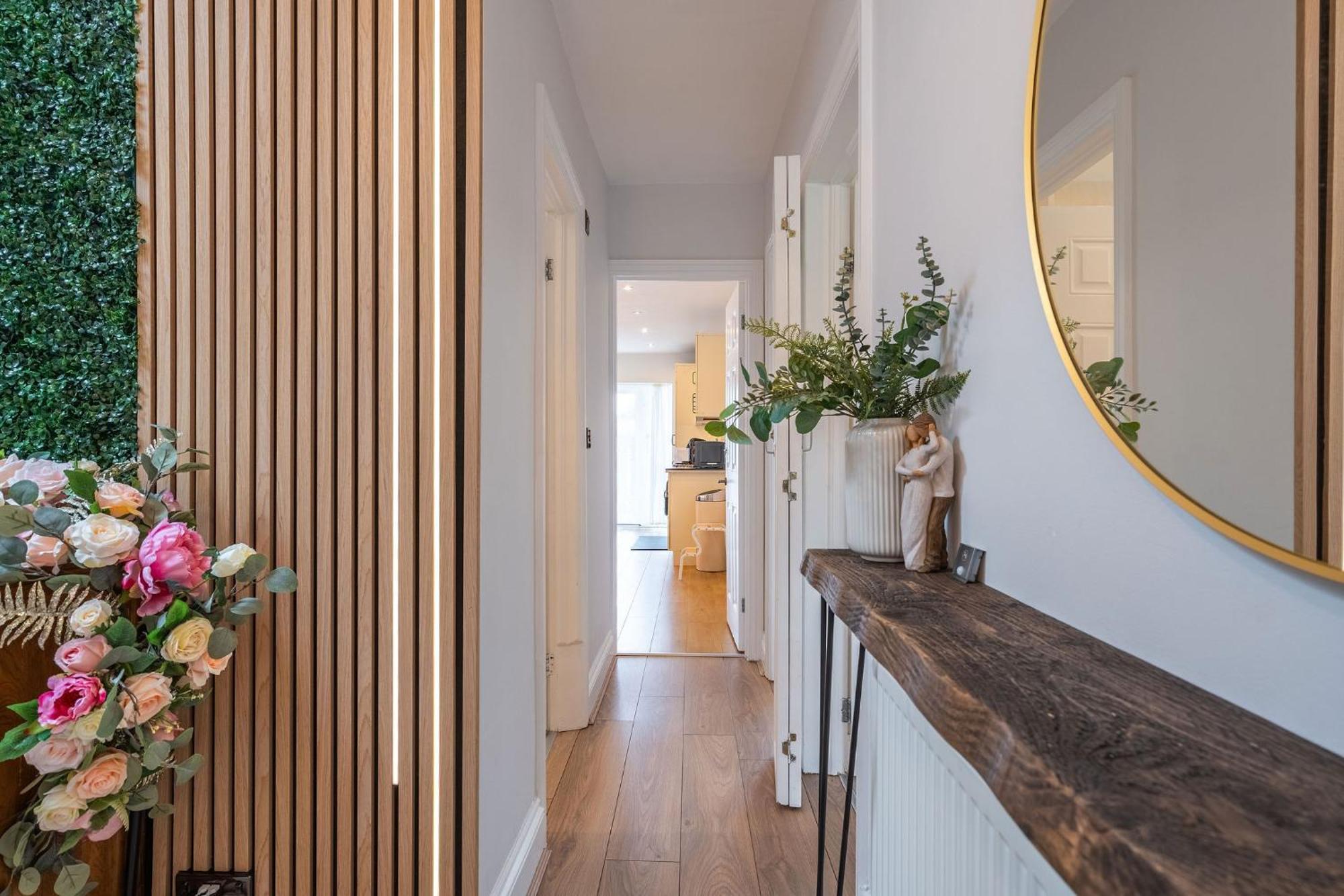 Nature Inspired Bungalow With 3 Rooms - 10 Mins From Manchester Airport Timperley Экстерьер фото
