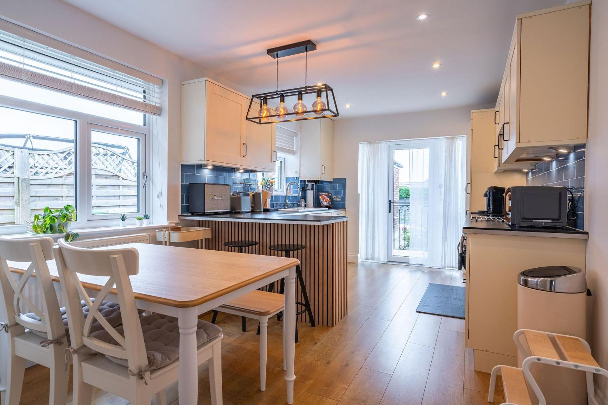 Nature Inspired Bungalow With 3 Rooms - 10 Mins From Manchester Airport Timperley Экстерьер фото