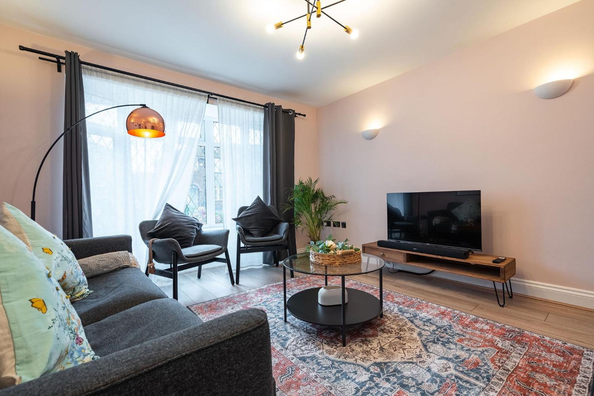 Nature Inspired Bungalow With 3 Rooms - 10 Mins From Manchester Airport Timperley Экстерьер фото